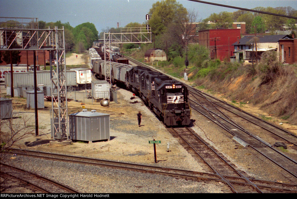 NS 1647 shoves cars into the prison siding